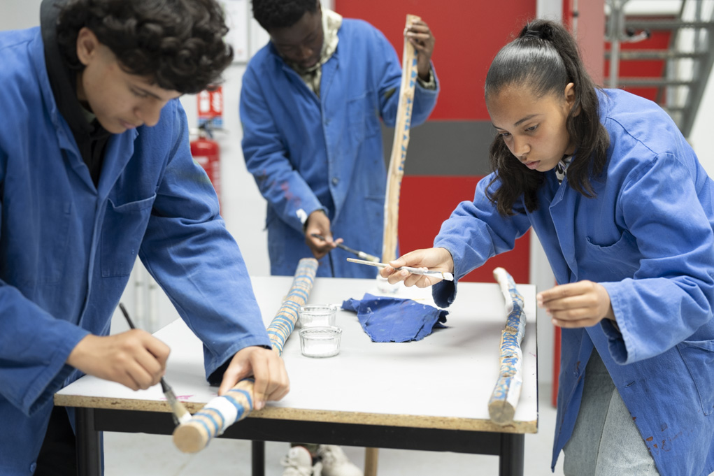 Atelier de design objet dans une classe SEGPA de 4ème du collège Beaumarchais de Meaux, animé par le designer Alexandre Willaume assisté d'une stagiaire, et deux enseignantes. Fabrication de lampes.