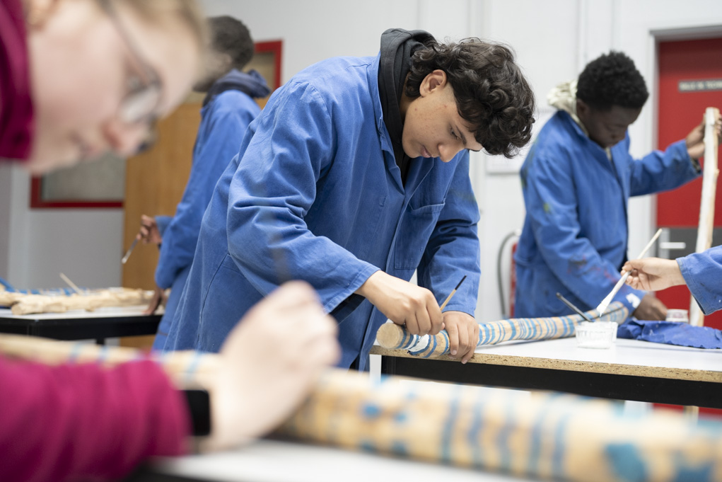 Atelier de design objet dans une classe SEGPA de 4ème du collège Beaumarchais de Meaux, animé par le designer Alexandre Willaume assisté d'une stagiaire, et deux enseignantes. Fabrication de lampes.