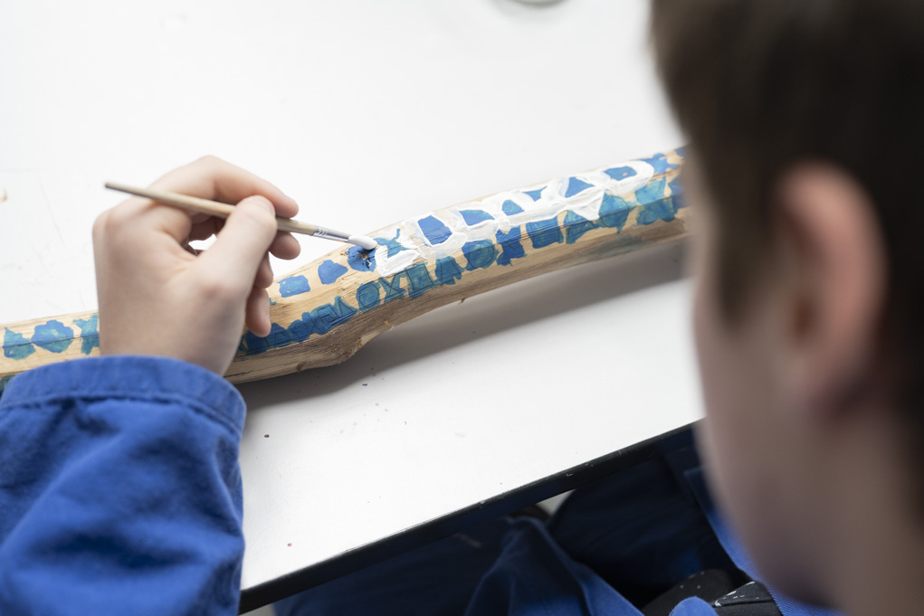 Atelier de design objet dans une classe SEGPA de 4ème du collège Beaumarchais de Meaux, animé par le designer Alexandre Willaume assisté d'une stagiaire, et deux enseignantes. Fabrication de lampes.