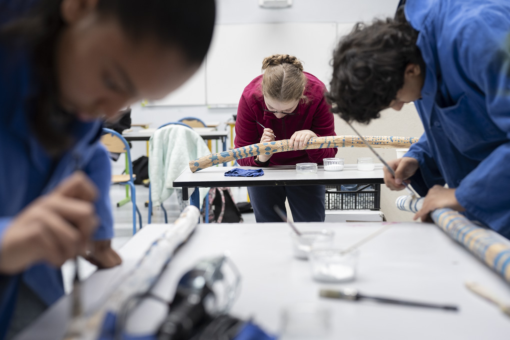 Atelier de design objet dans une classe SEGPA de 4ème du collège Beaumarchais de Meaux, animé par le designer Alexandre Willaume assisté d'une stagiaire, et deux enseignantes. Fabrication de lampes.