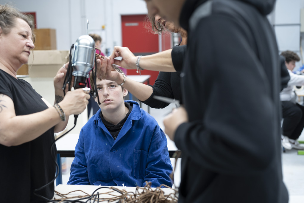 Atelier de design objet dans une classe SEGPA de 4ème du collège Beaumarchais de Meaux, animé par le designer Alexandre Willaume assisté d'une stagiaire, et deux enseignantes (à gauche). Fabrication de lampes.