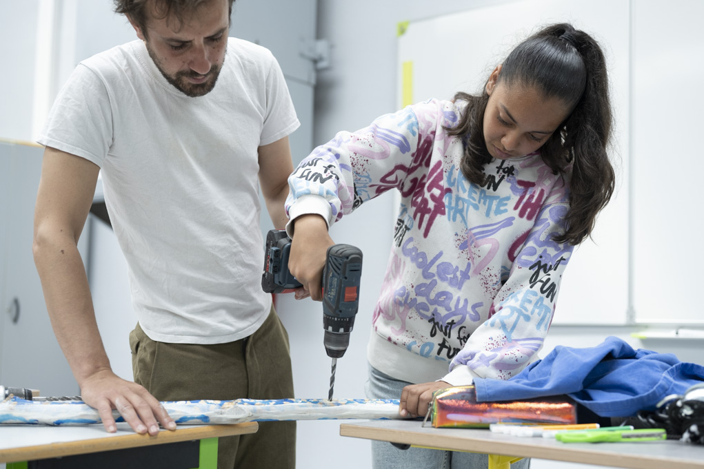Atelier de design objet dans une classe SEGPA de 4ème du collège Beaumarchais de Meaux, animé par le designer Alexandre Willaume (à gauche) assisté d'une stagiaire, et deux enseignantes. Fabrication de lampes.