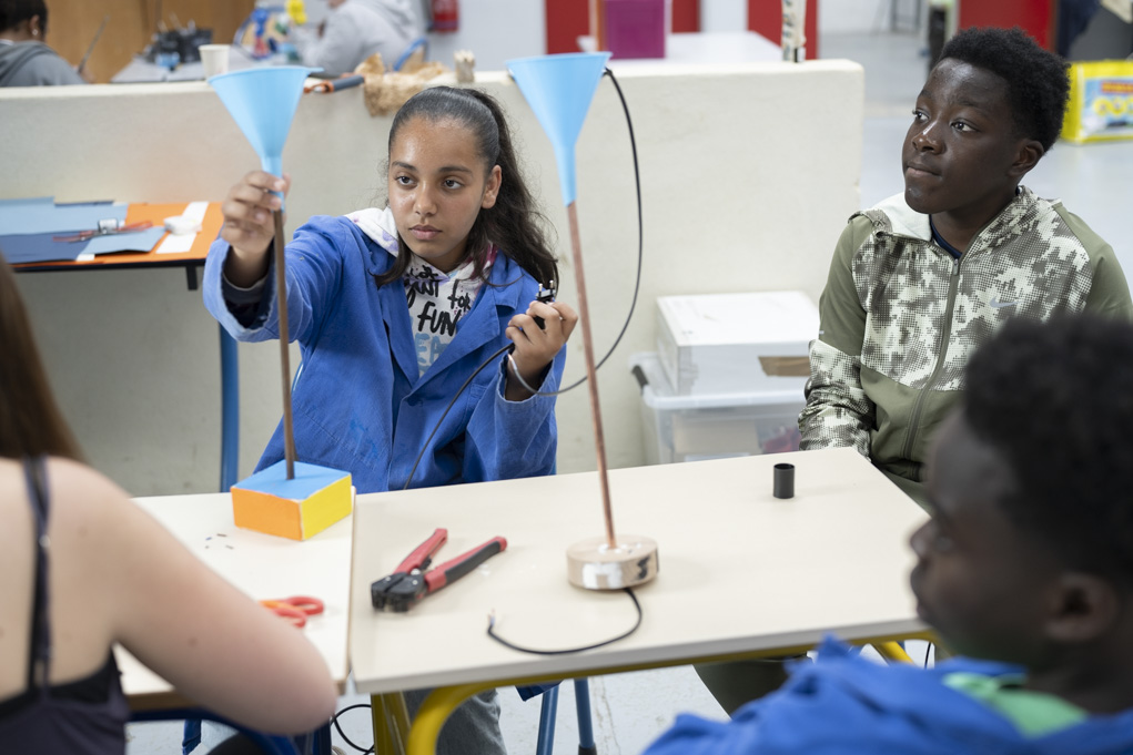 Atelier de design objet dans une classe SEGPA de 4ème du collège Beaumarchais de Meaux, animé par le designer Alexandre Willaume assisté d'une stagiaire, et deux enseignantes. Fabrication de lampes : montage éléectrique.